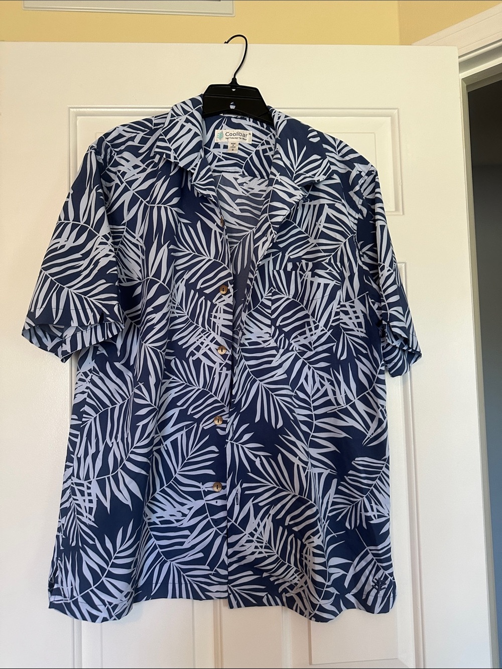 Coolibar Navy and White Tropical Leaf Short-Sleeve Button Shirt UPF50 med